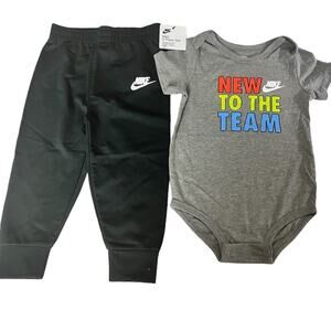 Nike Baby New to the Team Graphic Logo  Two Piece Set  Sz 24M NWT